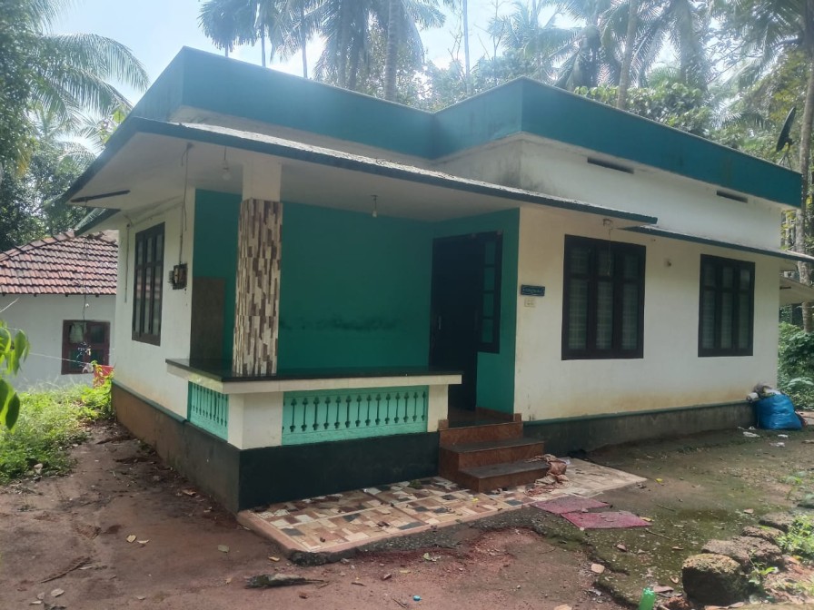 കോഴിക്കോട് പെരിങ്ങോളം മിൽമക്ക് സമീപം വീട് വില്പനക്ക് 